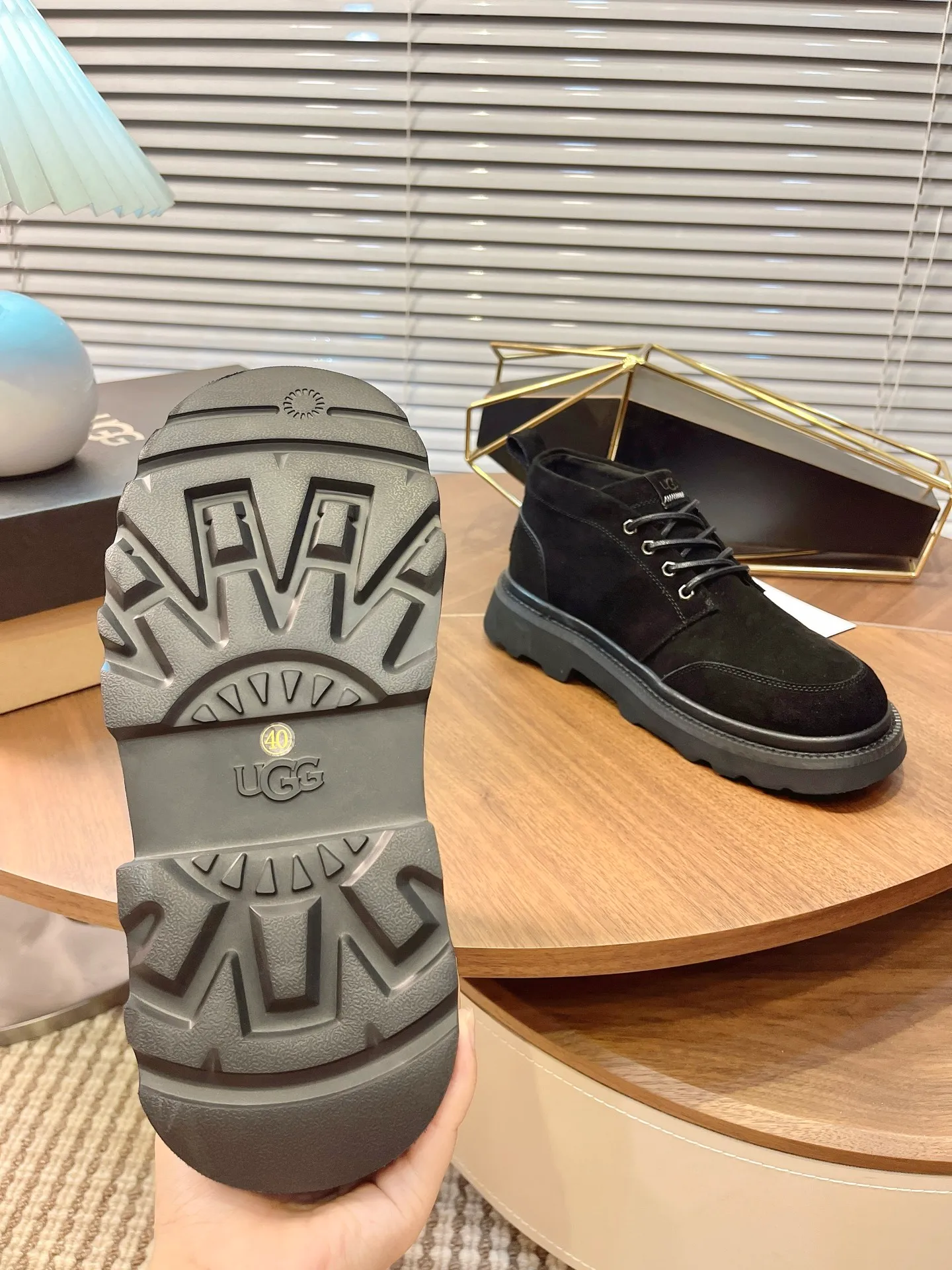[UGG] P: 580💰 Size: 40 to 44 (45 custom-made) 2025 new style 𝑼𝑮𝑮•Men's ◾️. Winter snow boots and fur shoes. The matching coefficient is also 100%. 💥Good-looking✨Fully fashionable and full of aura when worn📈 Lager casual boots, lace-up style. The heels are decorated with hot embossed brand logos. Item No.: 1171113 Upper: high-quality cow suede Lining: sheepskin imported from Australia 🐑The inner lining is made of Australian lamb wool Outsole: EVA non-slip outsole.